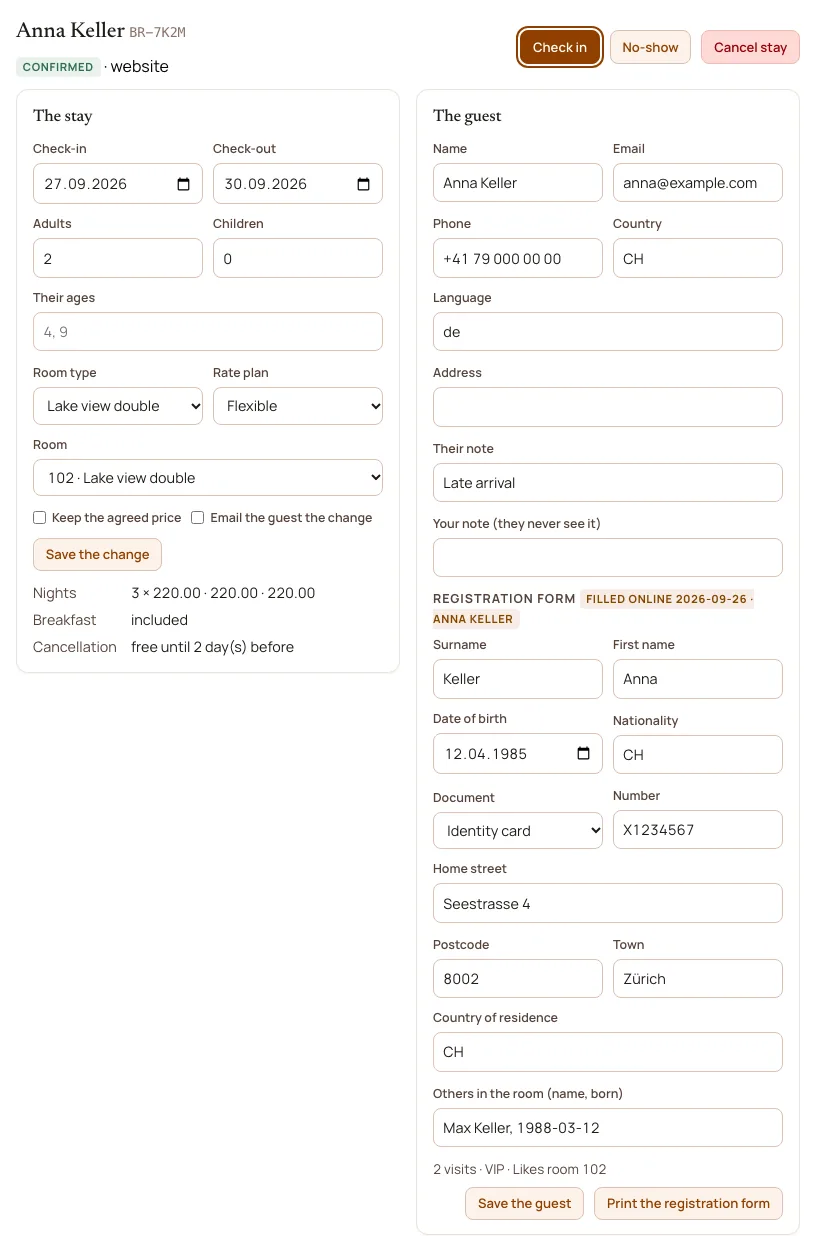 A stay in the console: the dates, the guest and the registration form filled online by the guest.